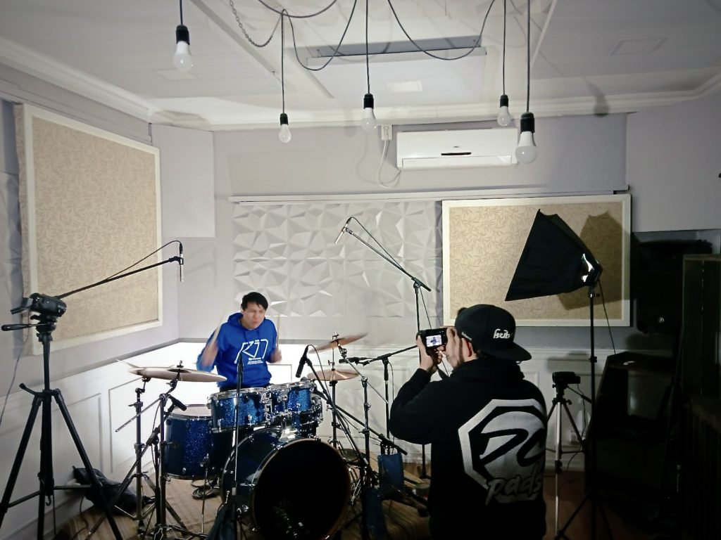 Detrás de cámaras de producción audiovisual con cámara y operador en grabación