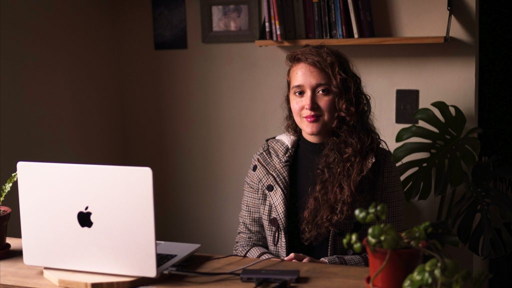 Retrato de Ediht Perozo, jefa de comunicaciones en Taiko Producciones Chile